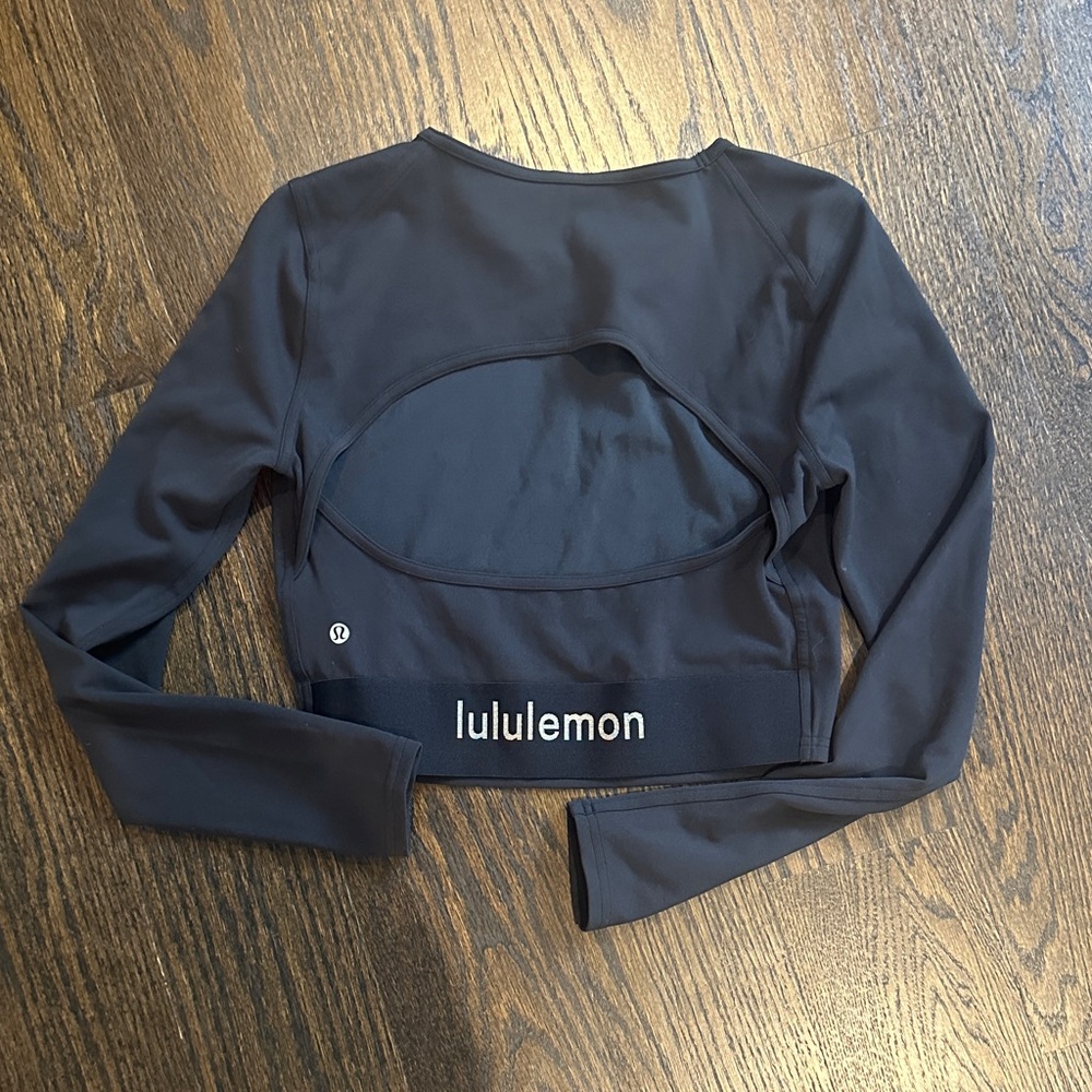 Lululemon long sleeve crop with cut out gold logo on waist band, size 8 black